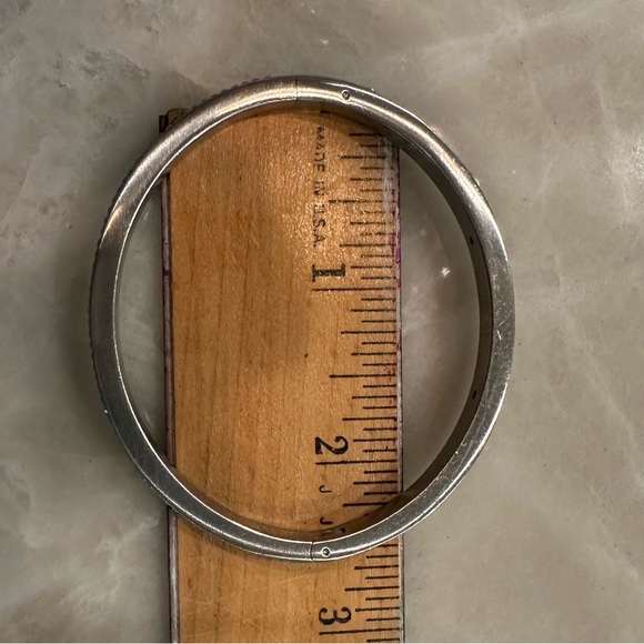 NWOT Silver and light blue henri bendel clasp bangle - Picture 4 of 5
